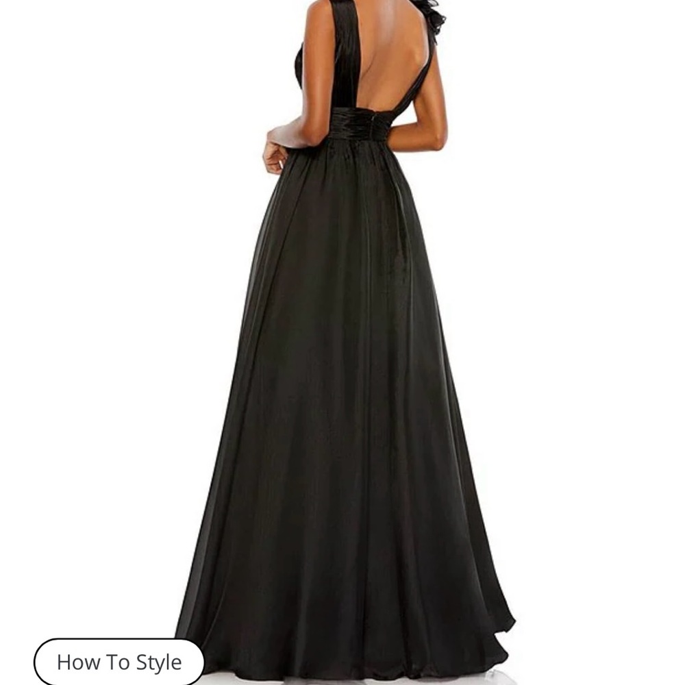 Mac Duggal Deep v-neckline Sleeveless Ruffled shoulder - Picture 4 of 7
